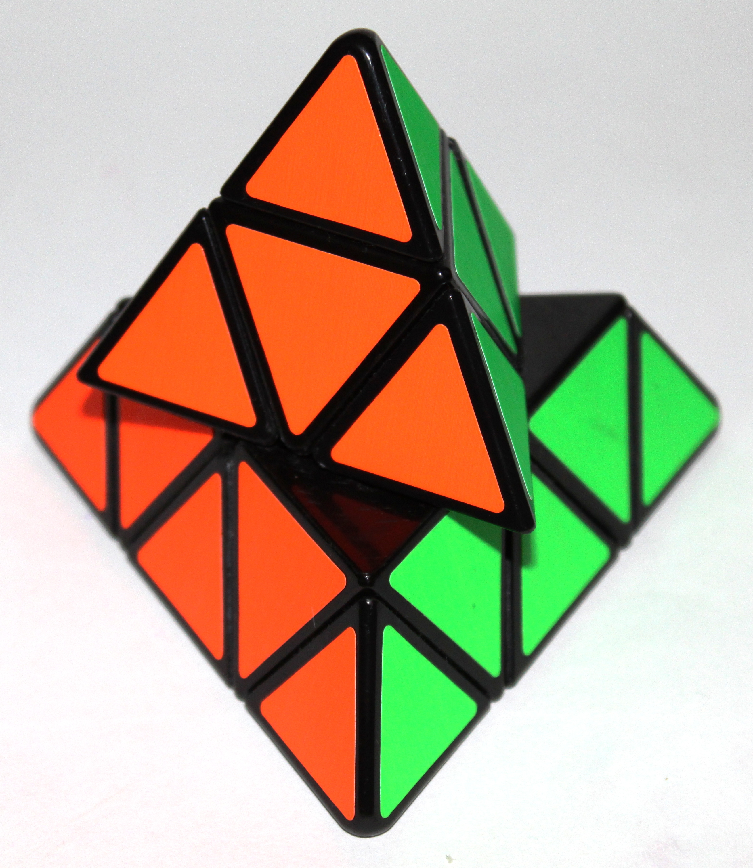 Atypická Rubikova kostka (Pyraminx) ve tvaru pravidelného trojbokého jehlanu (čtyřstěnu)