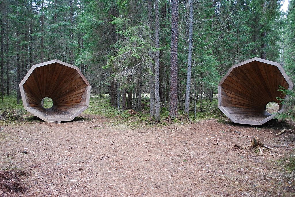 Lesní megaphony ve tvaru devítibokého komolého jehlanu (Estonsko, poblíž města Võru)