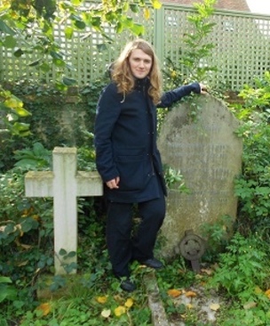 Photo de moi devant la tombe de Ramsey.